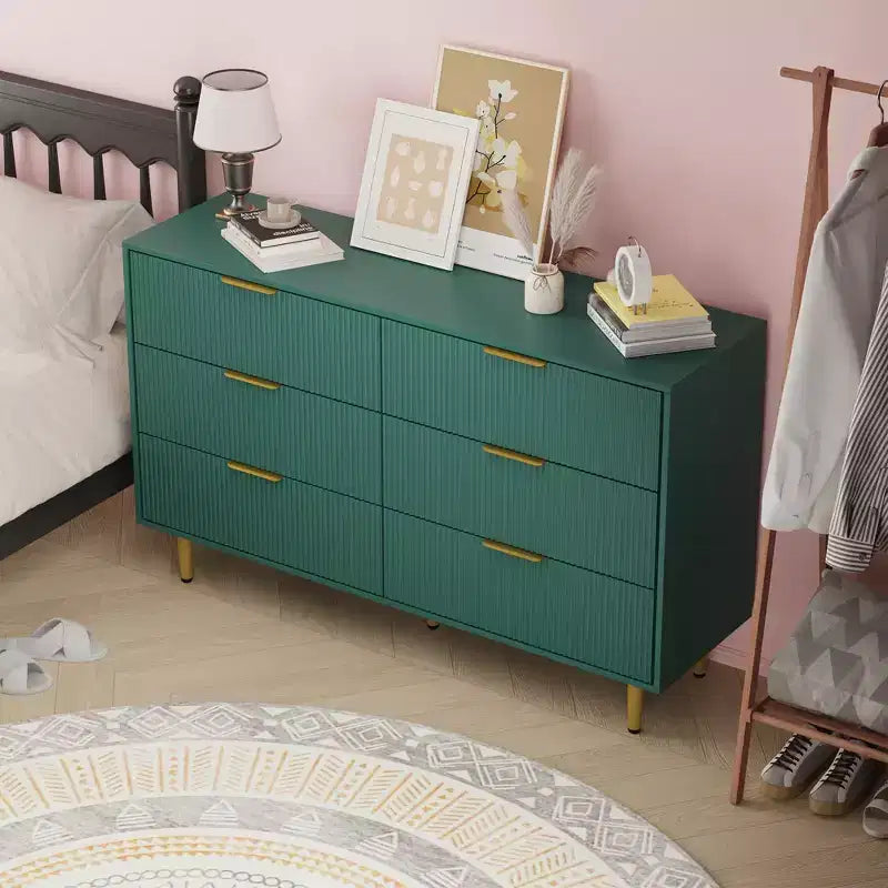 Cassettiera moderna a 6 cassetti nera con scanalature, comò ampio in legno con maniglie e gambe in metallo dorato, grande organizer per camera da letto, soggiorno e ingresso