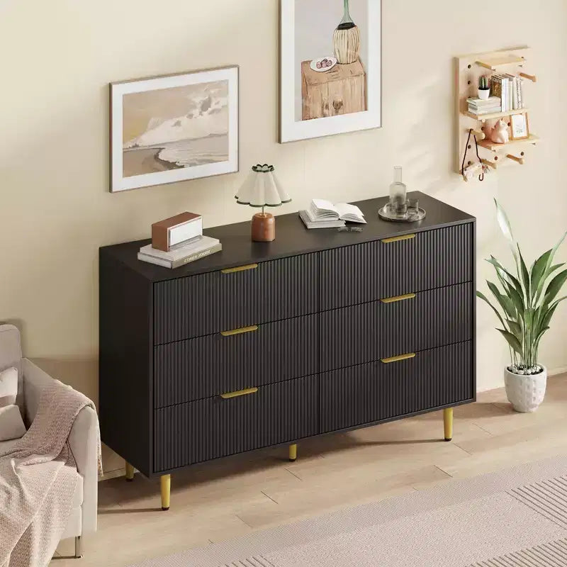 Cassettiera moderna a 6 cassetti nera con scanalature, comò ampio in legno con maniglie e gambe in metallo dorato, grande organizer per camera da letto, soggiorno e ingresso