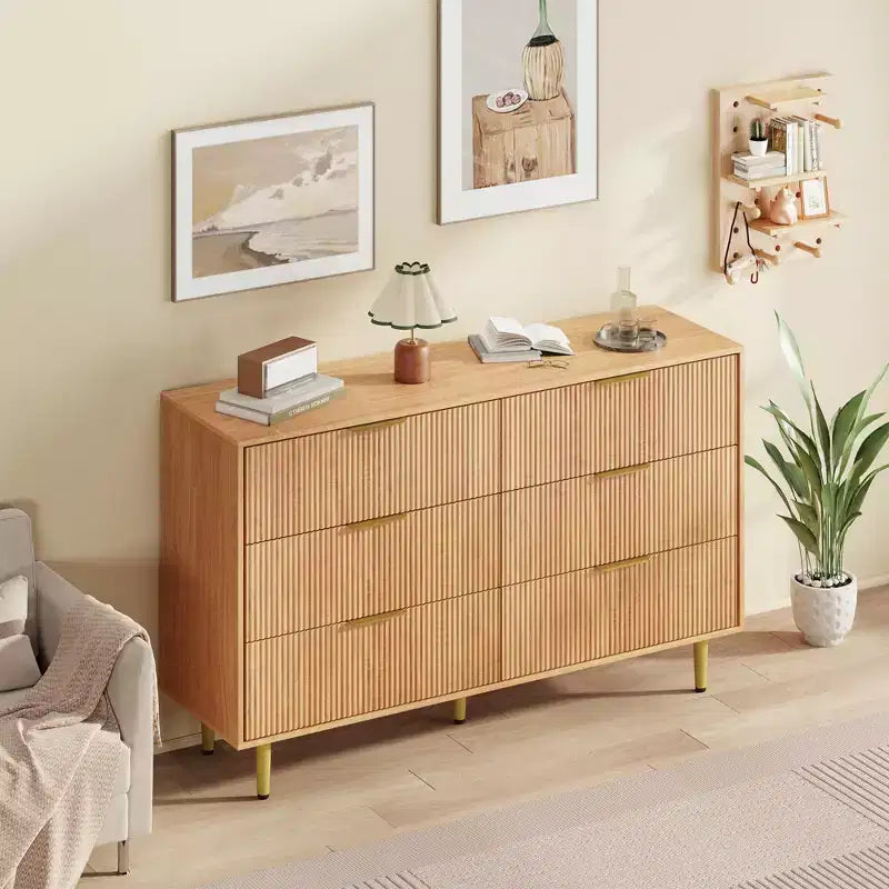 Cassettiera moderna a 6 cassetti nera con scanalature, comò ampio in legno con maniglie e gambe in metallo dorato, grande organizer per camera da letto, soggiorno e ingresso