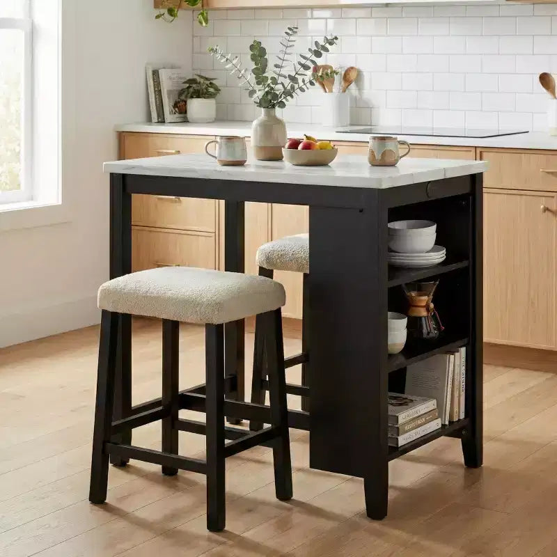 Set da pranzo in legno lucido transizionale con ripiani e porte USB, sgabelli imbottiti in Bouclé