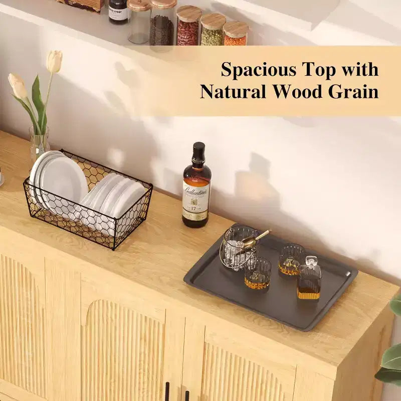 Credenza da 71 pollici, design a quattro ante, con finiture incassate e ripiani regolabili.