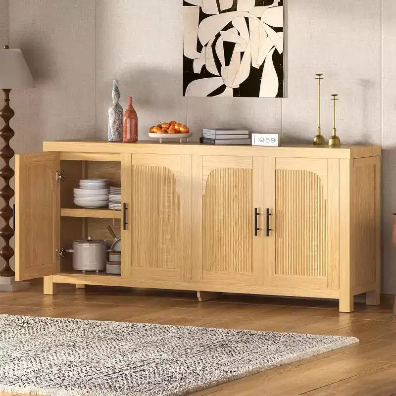 Credenza da 71 pollici, design a quattro ante, con finiture incassate e ripiani regolabili.
