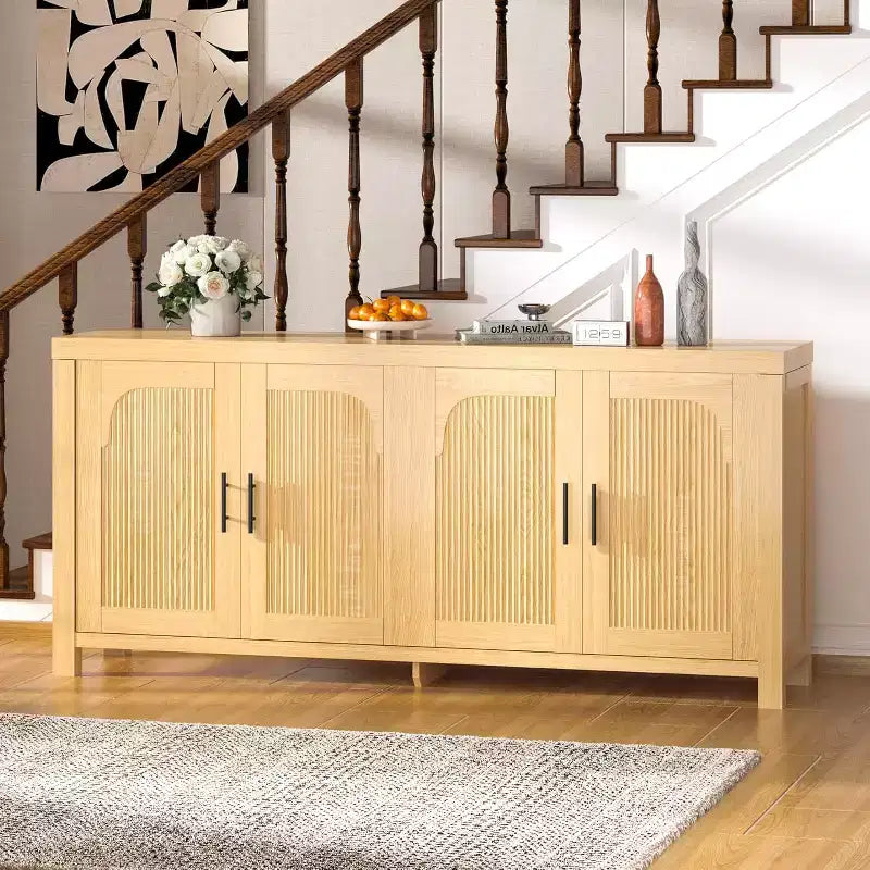 Credenza da 71 pollici, design a quattro ante, con finiture incassate e ripiani regolabili.